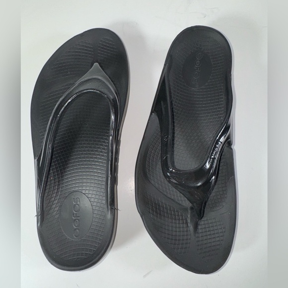 Oofos WOMEN'S OOLALA LUXE SANDAL - Black size W-8 - Picture 10 of 10